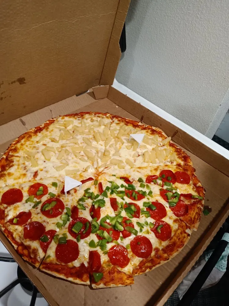 Pineapple Pepperoni an Geenbell